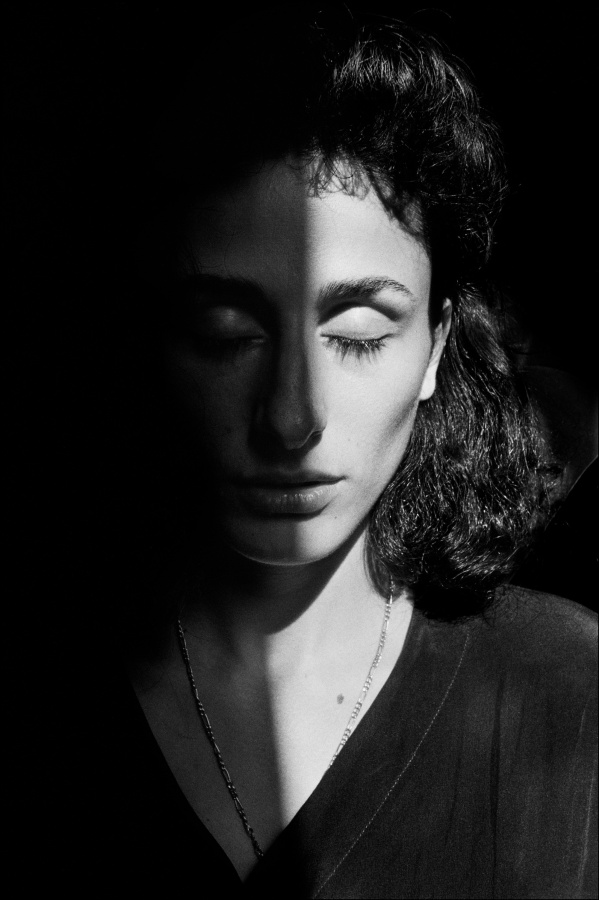 Rosaria Schifani, vedova dell'agente di scorta Vito, ucciso insieme al giudice Giovanni Falcone, Francesca Morvillo ed i suoi colleghi Antonio Montinaro e Rocco Dicillo. Palermo, 1992 © Archivio Letizia Battaglia
